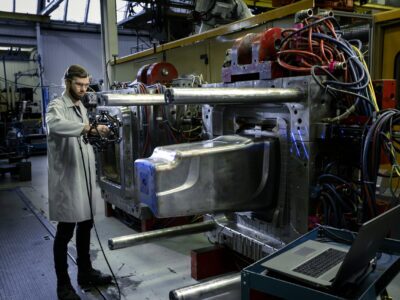 operario usando escáner 3D